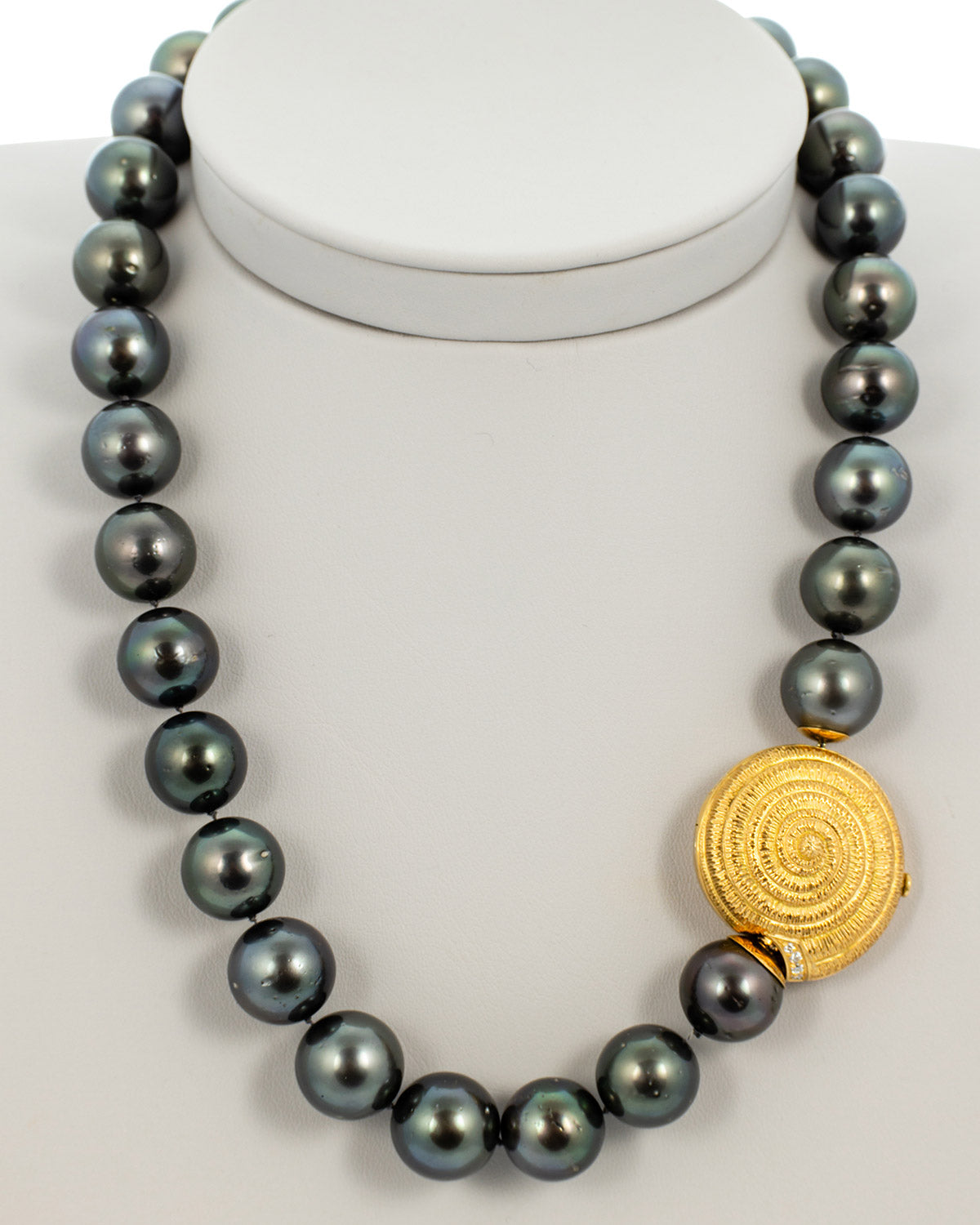 Snail Shell Black Pearls Necklace with Watch-Like Clasp