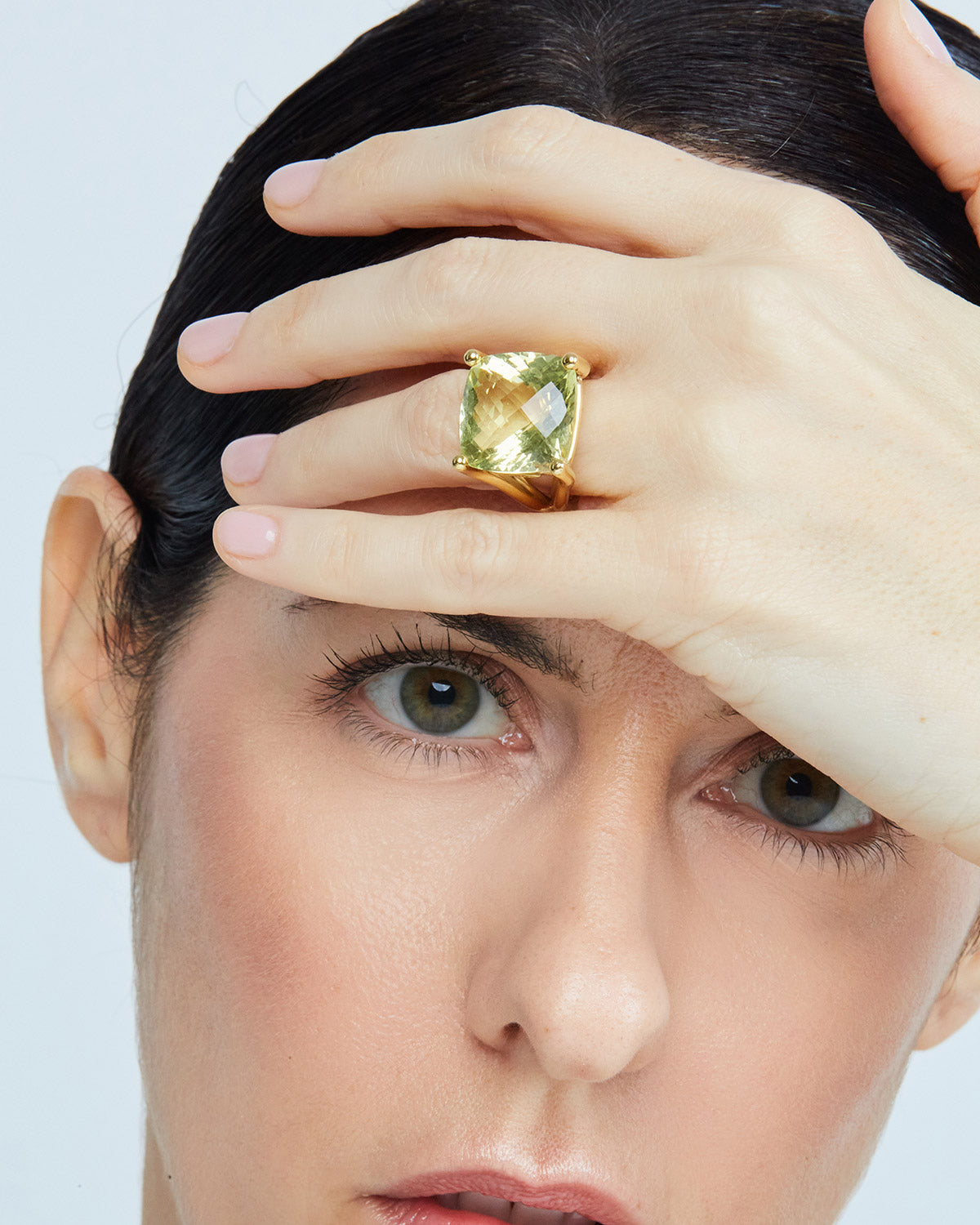 Stone on Wire Ring with a 21.68 carats Cushion-cut Lemon Quartz