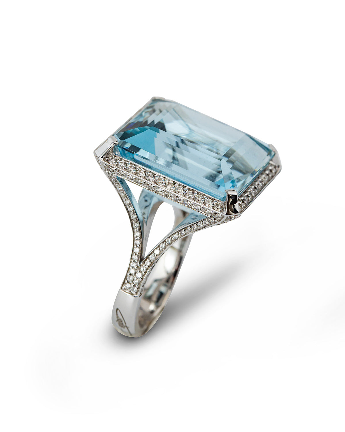 Aquamarine Ring with a 29.42 carats Aquamarine and Diamonds